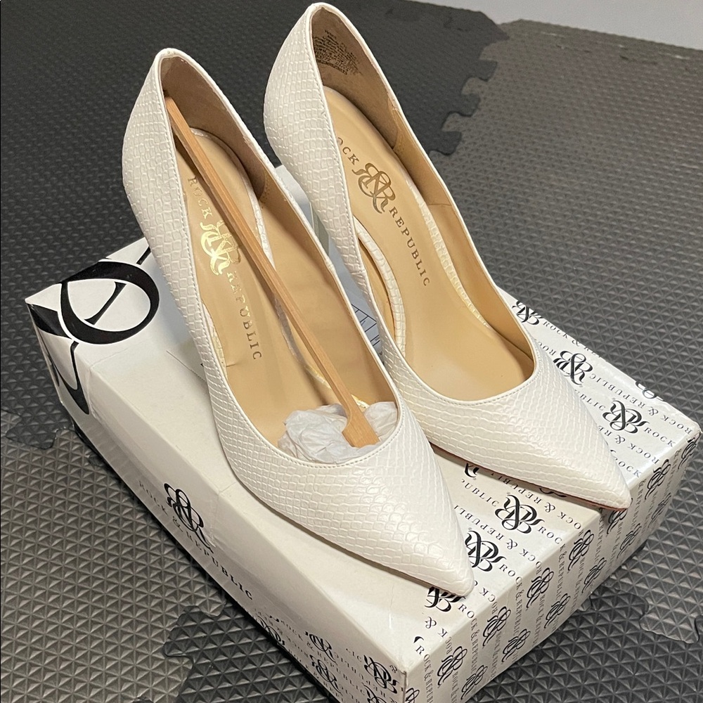 Rock & Republic White Stiletto Heels with Pointed Toe